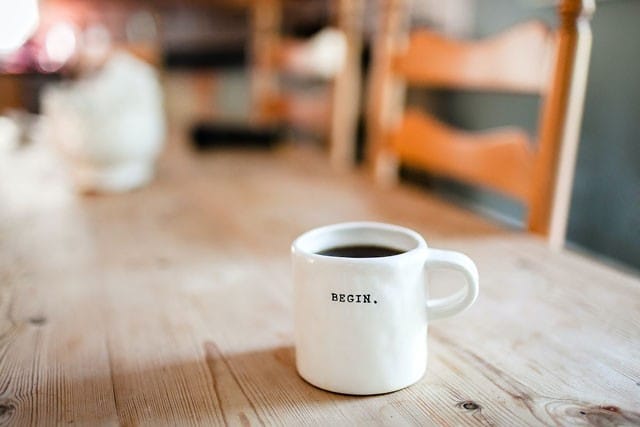 Taza en una mesa de madera
